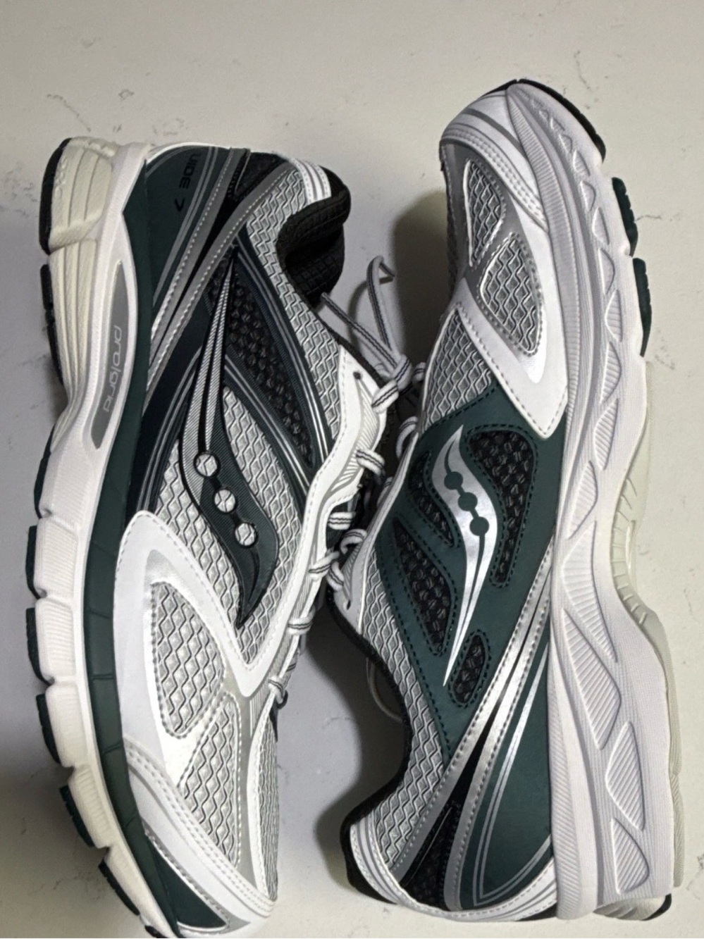 Saucony ProGrid Guide 7 White Pine Green Men M12 / Women W13.5 S70936-8⁠